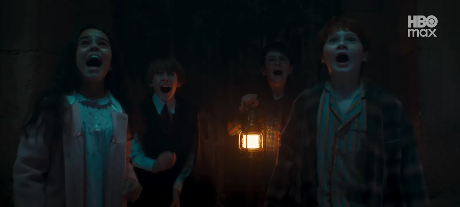Hermione, Neville, Harry y Ron con un farol durante una salida nocturna en la serie de Harry Potter