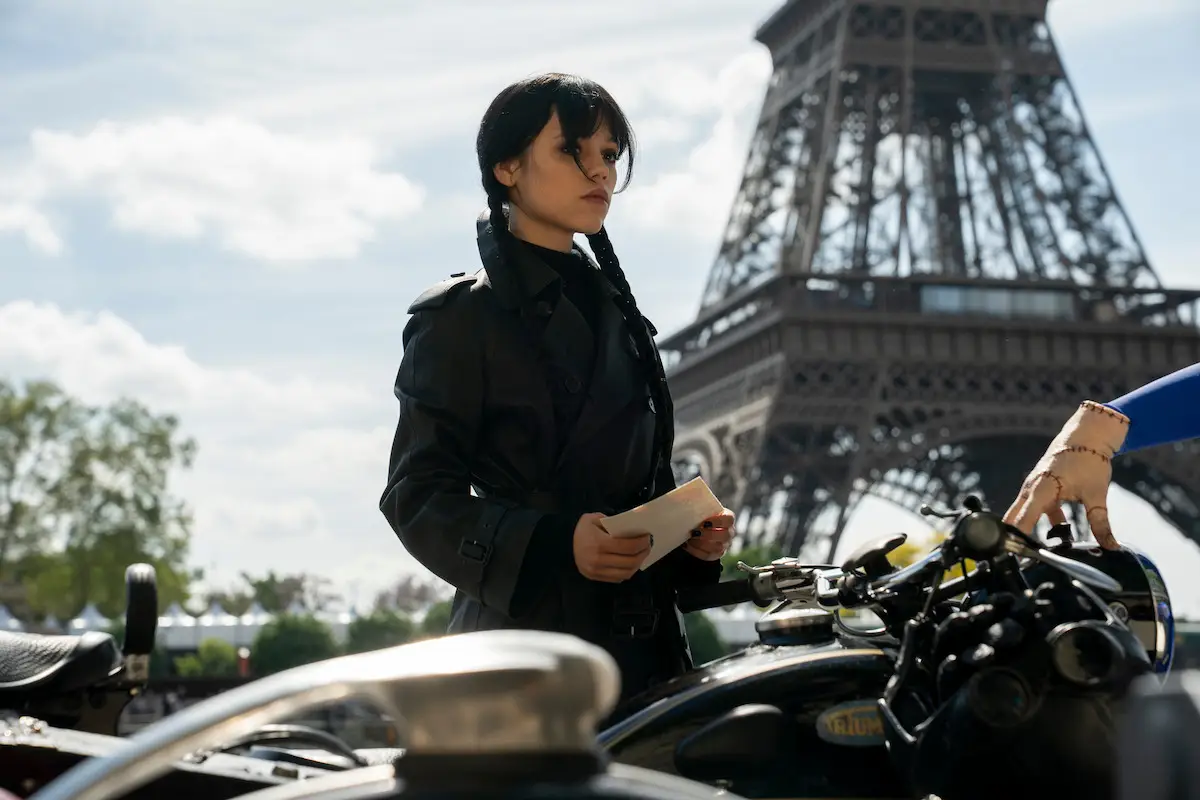 Jenna Ortega como Merlina Addams frente a la Torre Eiffel, en el rodaje de la temporada 3 en París