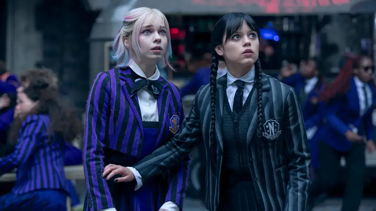 Jenna Ortega y Emma Myers como Merlina y Enid en la serie Merlina de Netflix