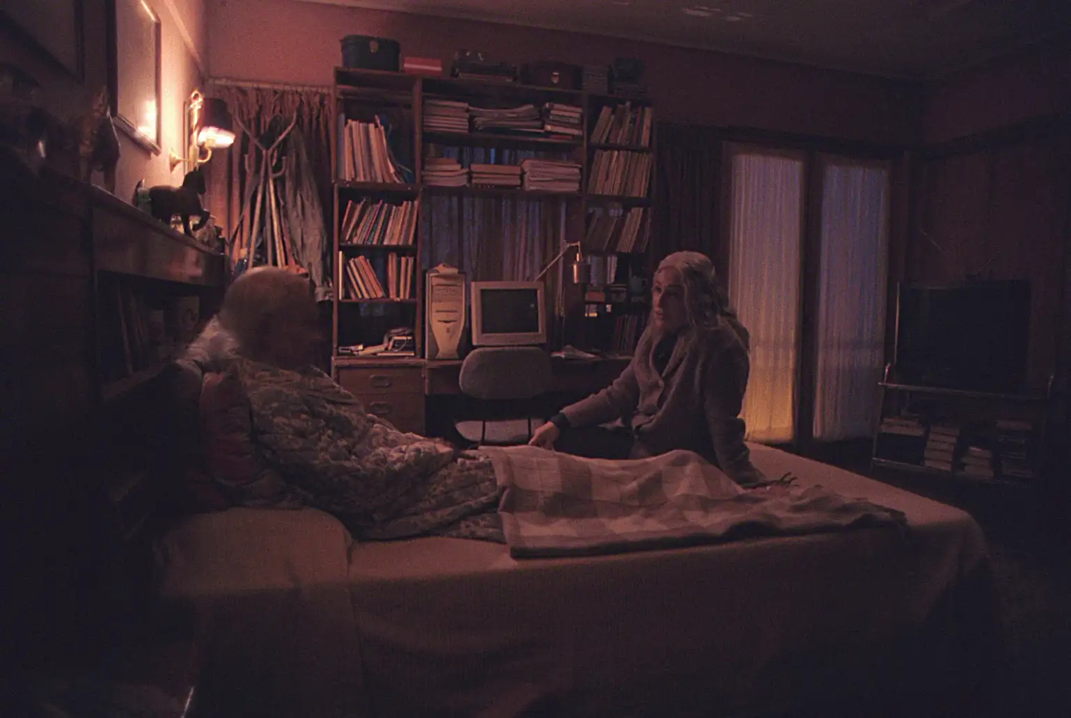 Escena nocturna en un dormitorio de Mis muertos tristes, la miniserie protagonizada por Mercedes Morán