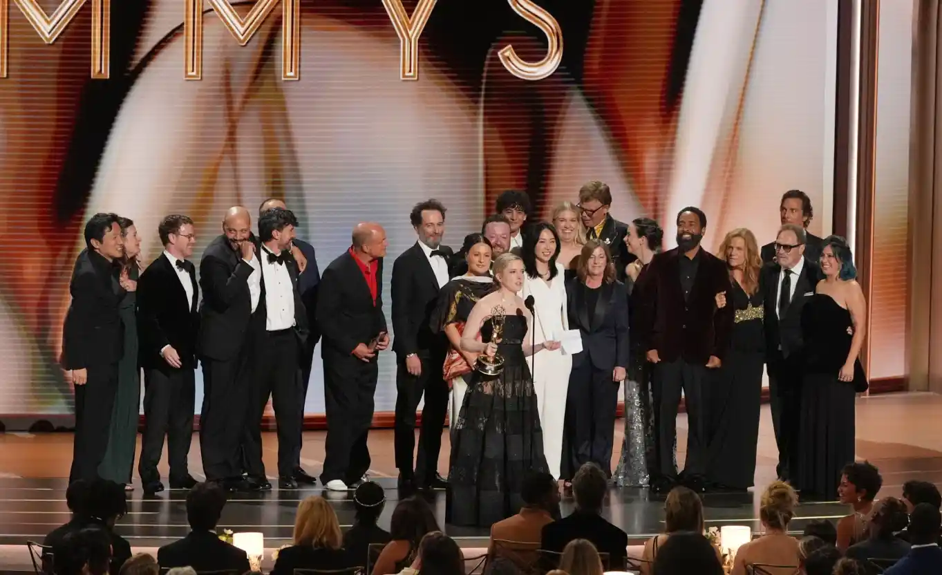 El elenco y el equipo de Widow's Bay en el escenario de los Emmy 2026 tras ganar Mejor Serie de Comedia