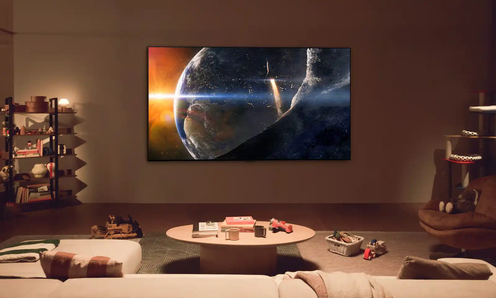 Smart TV de LG encendido en un living moderno con una imagen espacial en pantalla