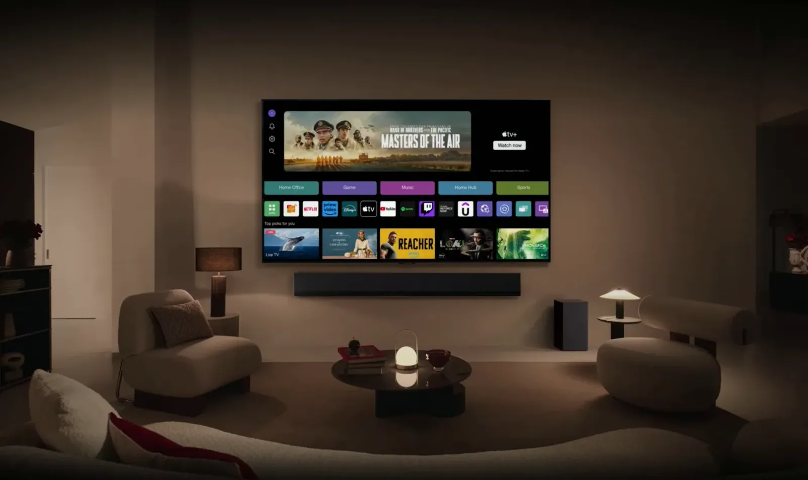 Living con un Smart TV de LG mostrando la grilla de aplicaciones y contenidos de webOS