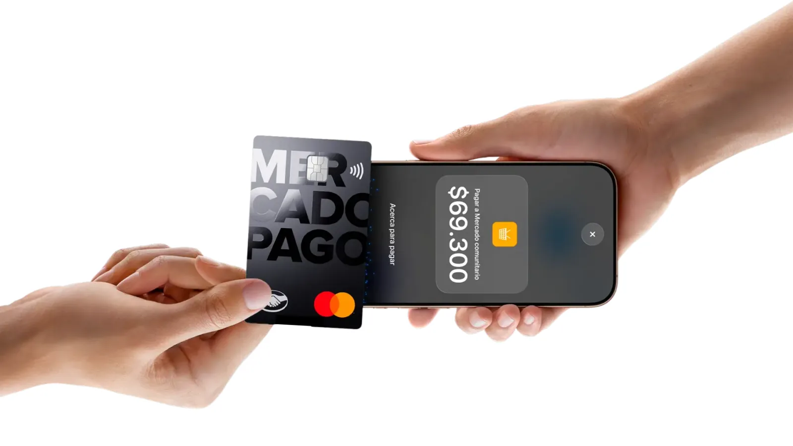 Una tarjeta de Mercado Pago apoyada sobre un iPhone que funciona como terminal de cobro con Tap to Pay, con un monto de 69.300 pesos en pantalla