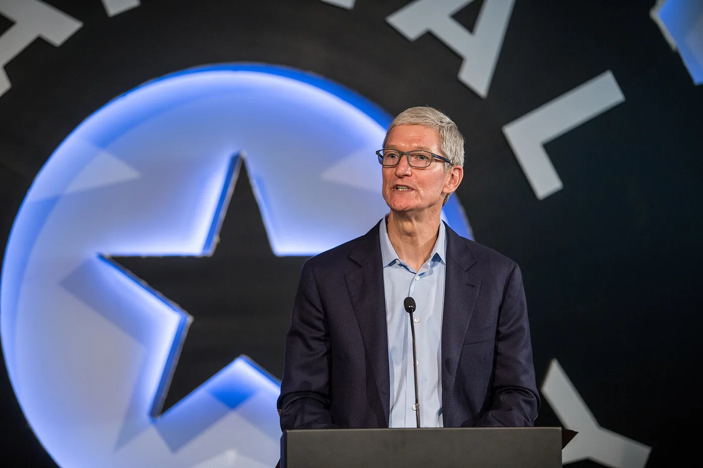 Tim Cook, CEO de Apple, hablando sentado en el escenario de un evento