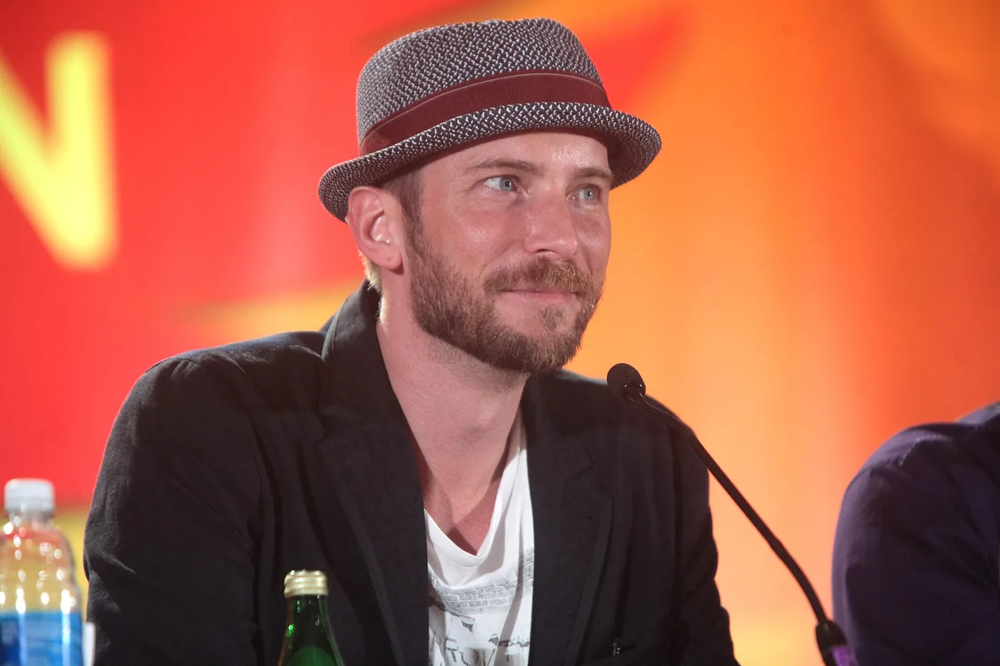Troy Baker con sombrero durante un panel de la Phoenix Comicon 2016