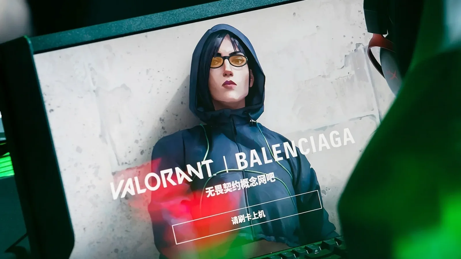 Viper de Valorant con los lentes Balenciaga NEO FOCUS en la pantalla del cibercafé temático de Shanghái