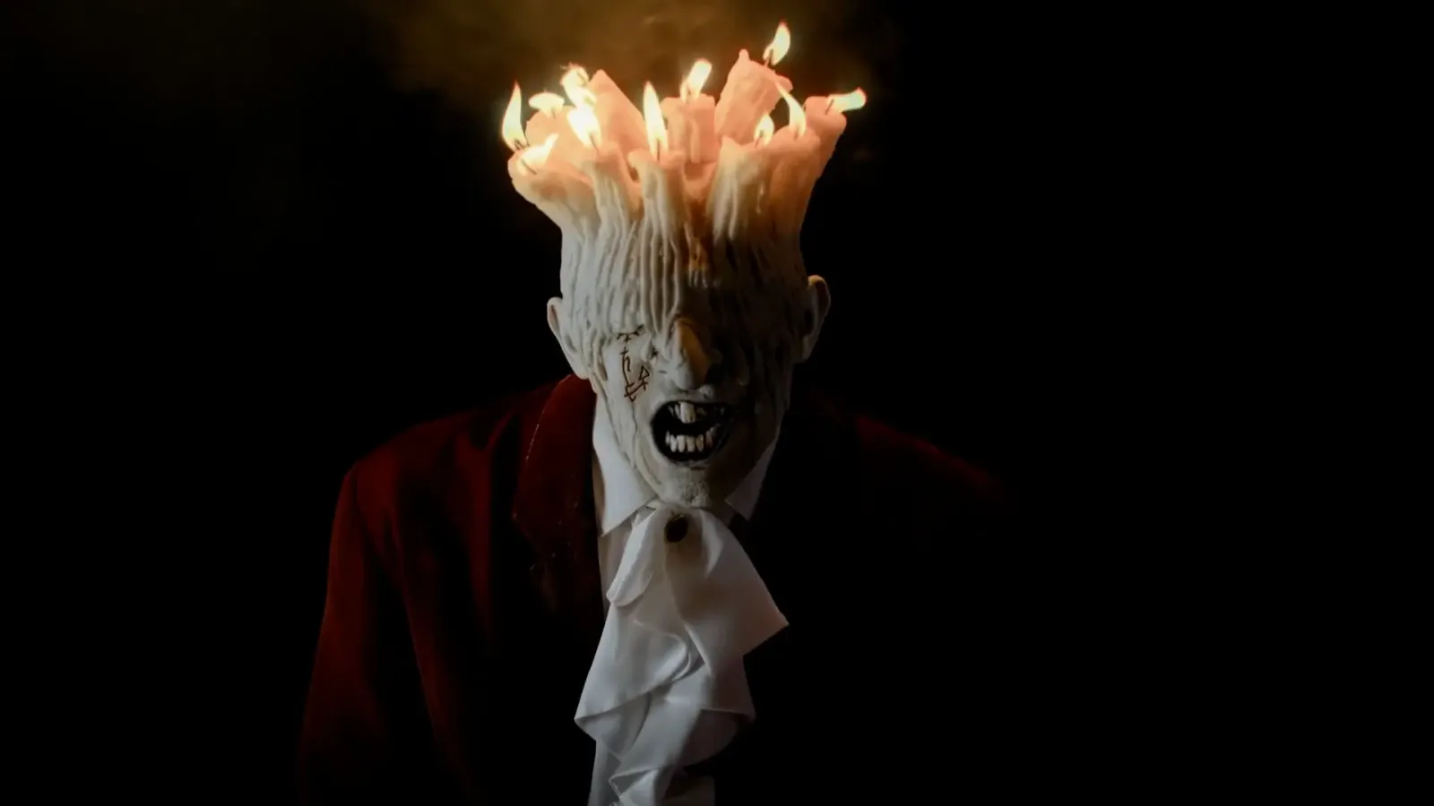 Monstruo con velas encendidas en la cabeza en una escena filmada de Tenebris Somnia