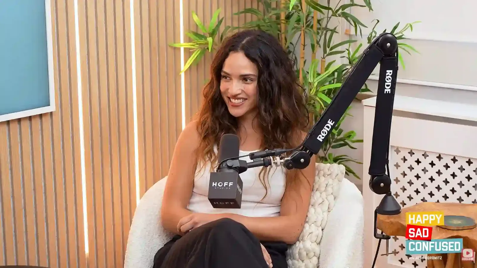 Adria Arjona en el podcast Happy Sad Confused, donde habló de su papel en Man of Tomorrow