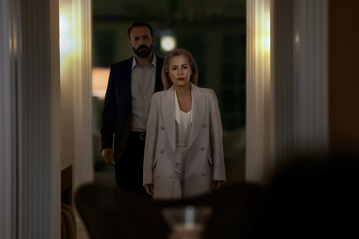 Ben Affleck detrás de Gillian Anderson en una escena de Animales, la película de Netflix