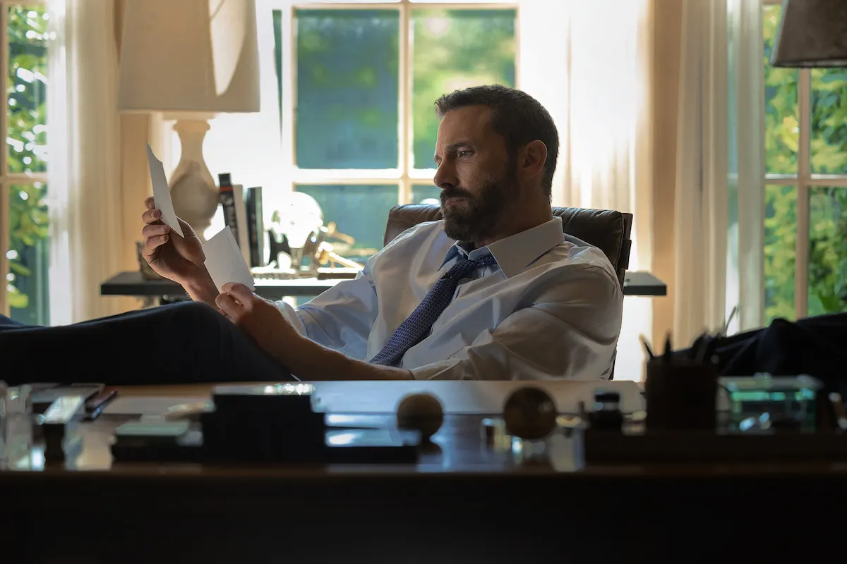 Ben Affleck como Mark Kimball en su escritorio en Animales, la película que dirige y protagoniza