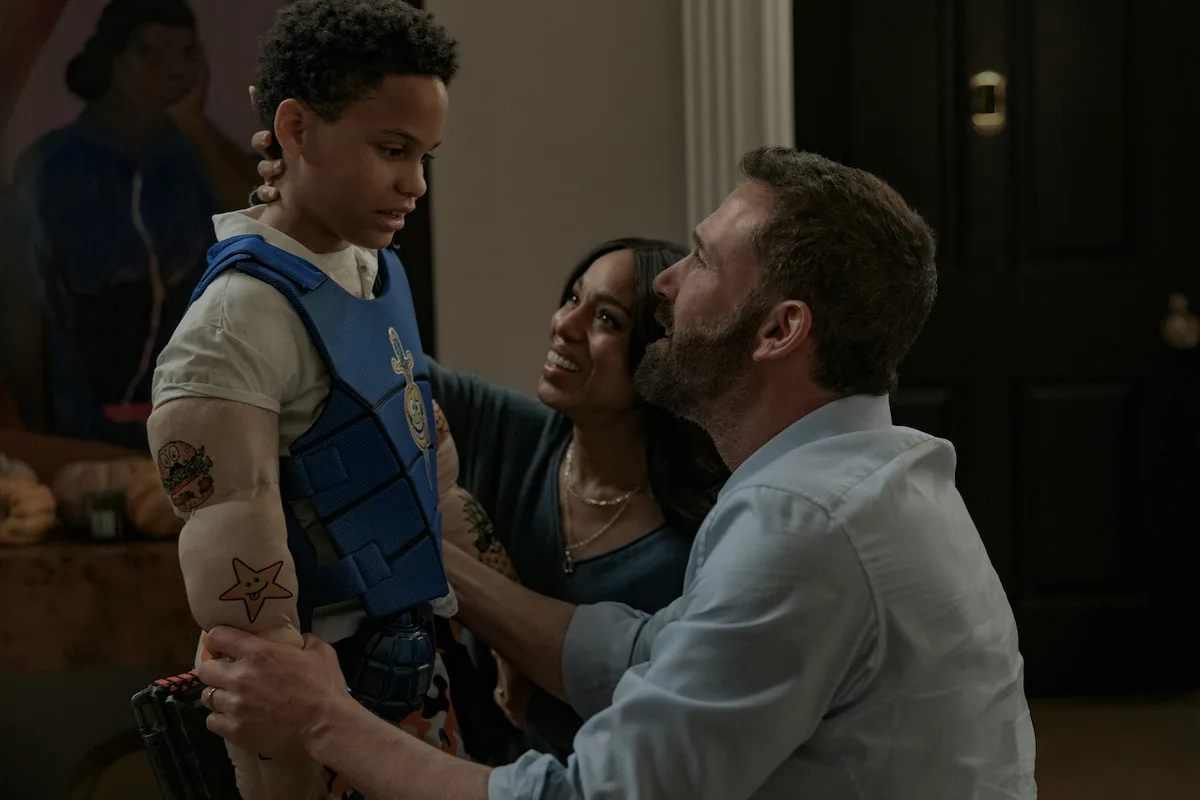 Ben Affleck y Kerry Washington junto a su hijo Denny, disfrazado, en una escena de Animales, thriller de Netflix