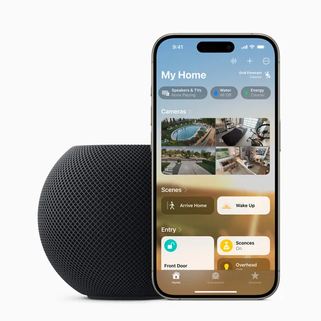 HomePod mini junto a un iPhone con la app Casa de Apple abierta, que controla cámaras y escenas del hogar inteligente