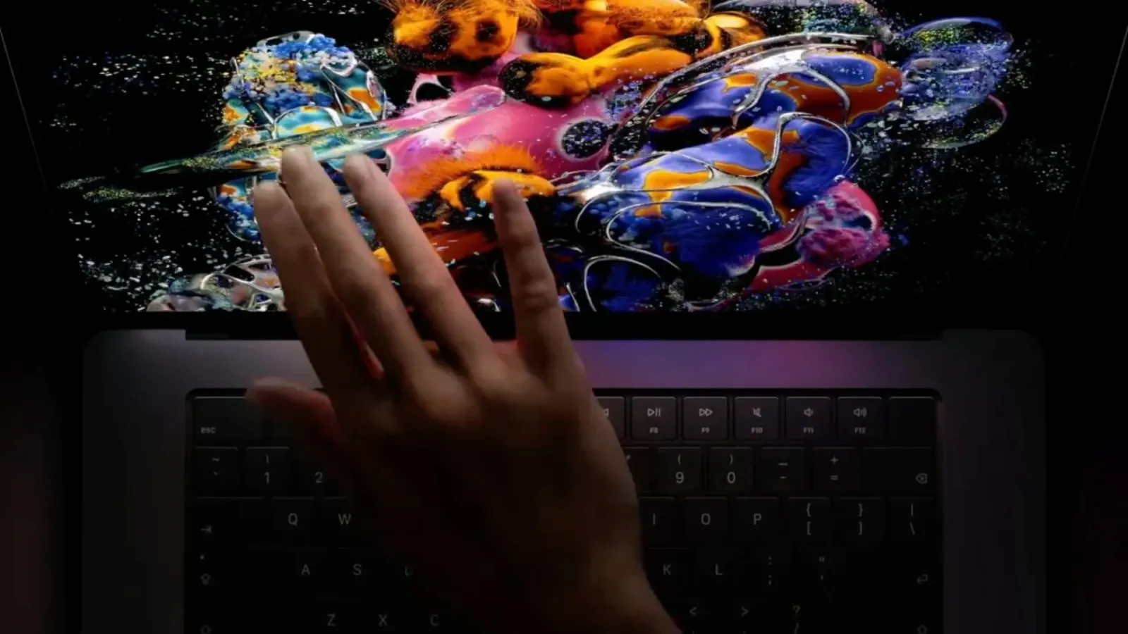 Una mano toca la pantalla del nuevo MacBook Pro táctil de Apple