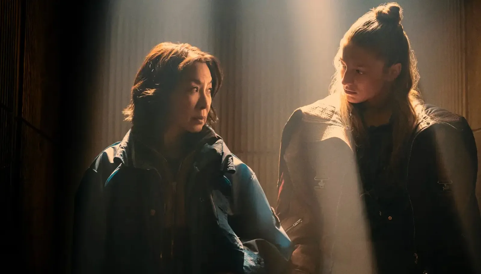 Michelle Yeoh como Olwen y Hunter Schafer como Cora en Blade Runner 2099, la nueva serie de Prime Video