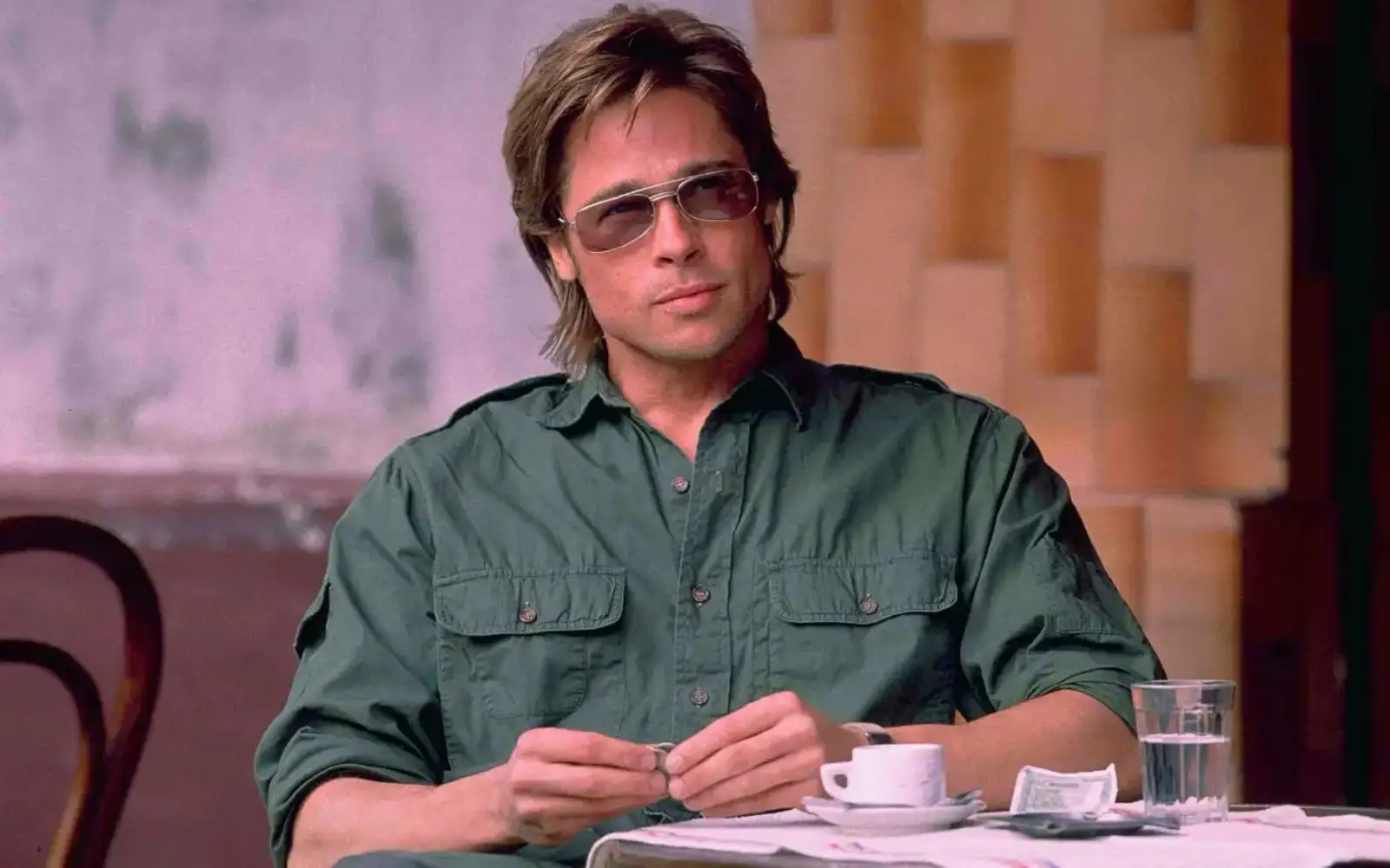 Brad Pitt como Tom Bishop en Juego de espías, película dirigida por Tony Scott
