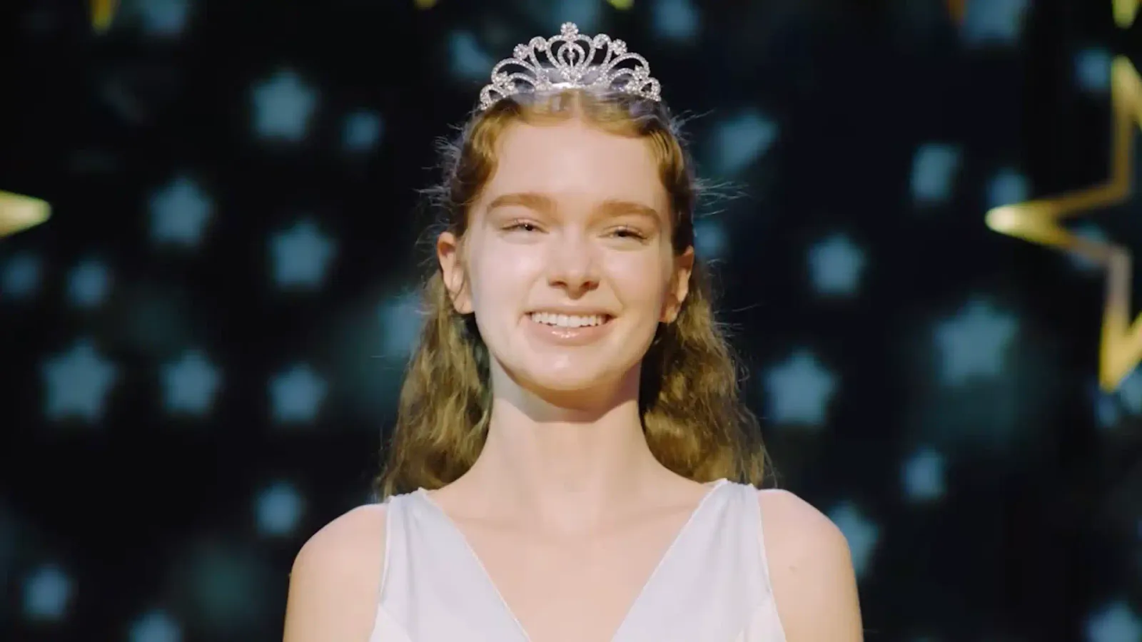Summer H. Howell como Carrie White, con una corona, en la serie Carrie de Prime Video