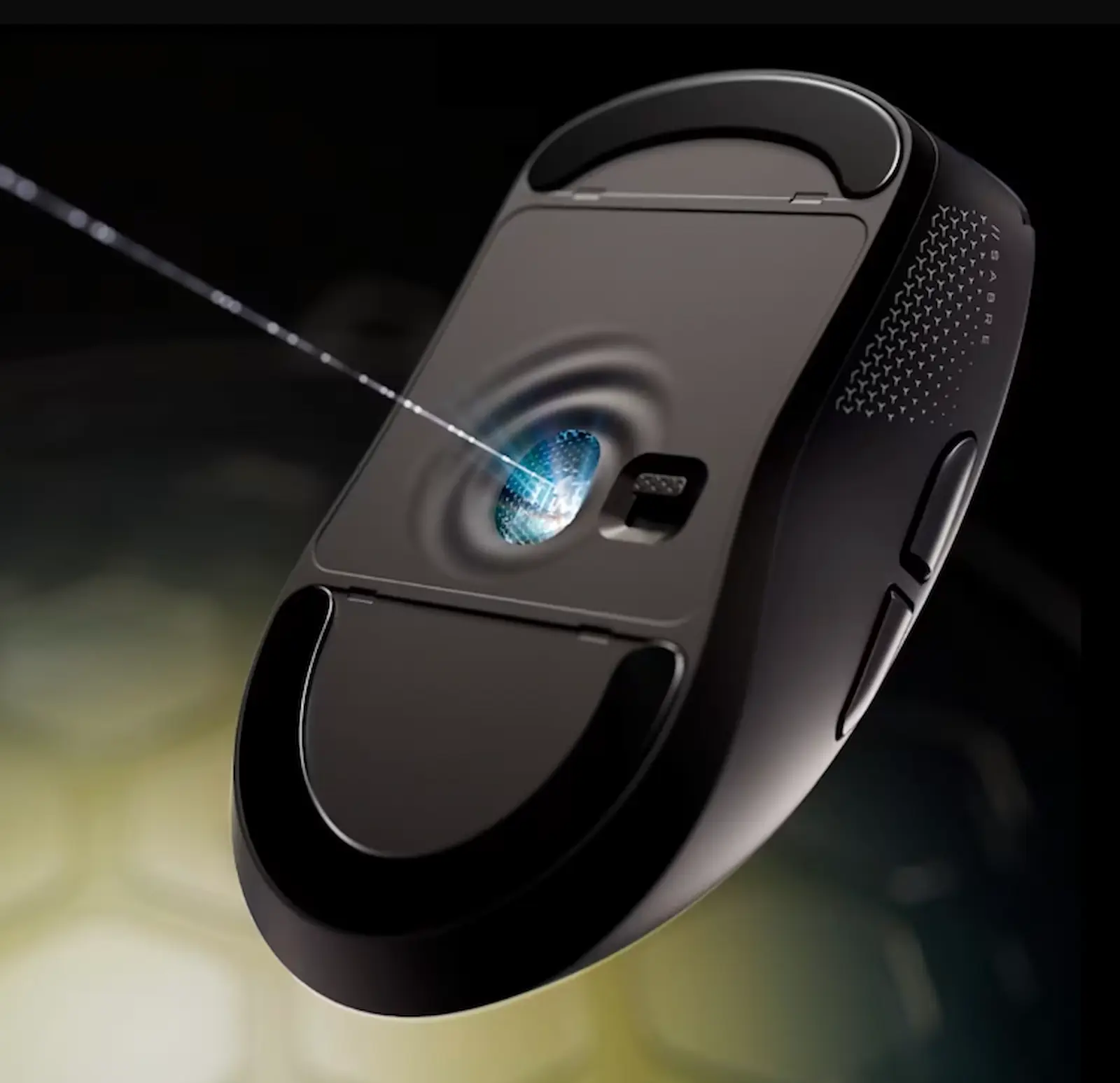 Vista inferior de un mouse Corsair SABRE v3 PRO con el haz del sensor óptico MARKSMAN X