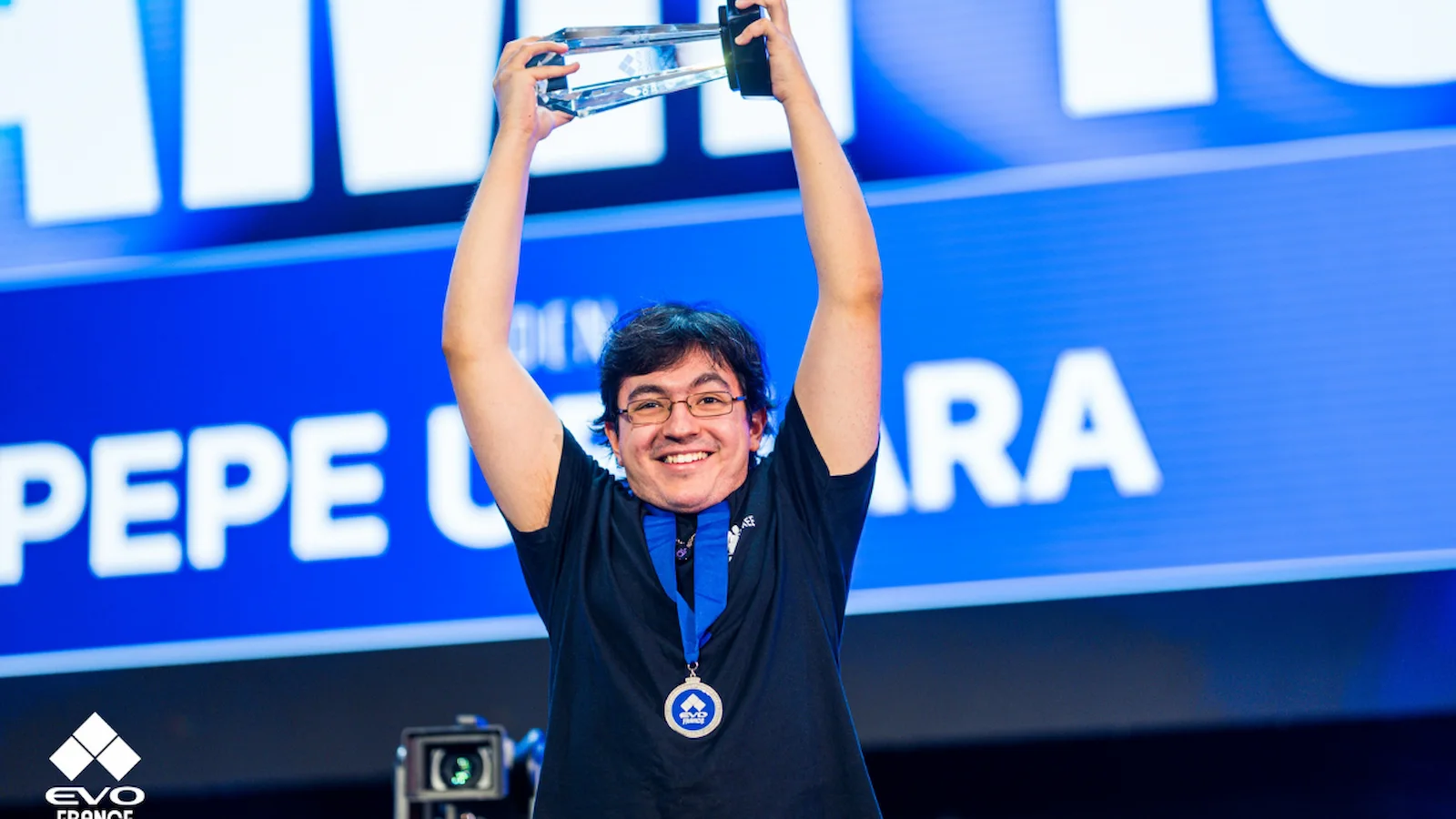El uruguayo Pepe Uehara levanta el trofeo de campeón de Avatar Legends en EVO France 2026