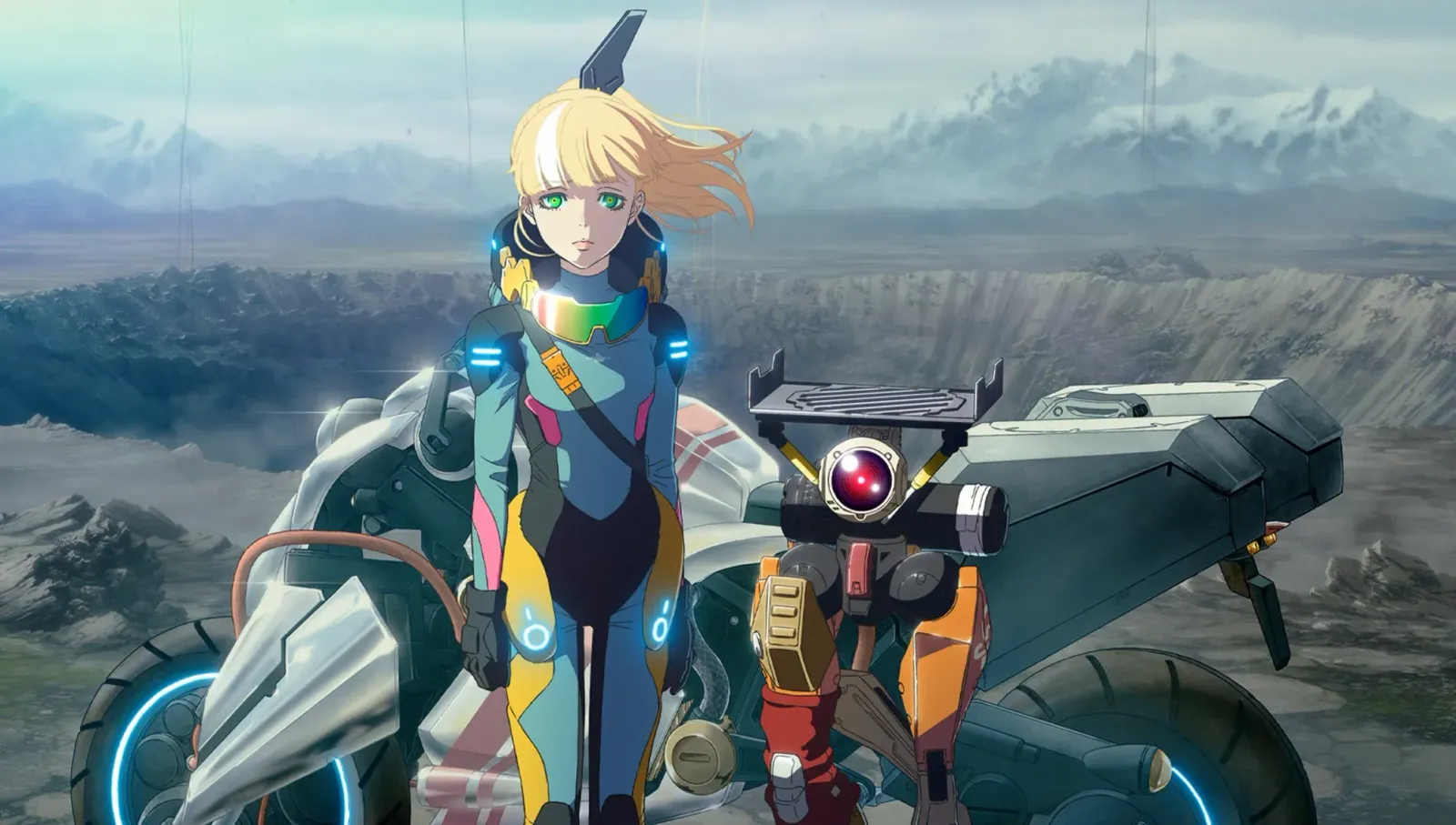 La protagonista del anime Death Stranding Isolations junto a una moto y un robot, frente a un cráter