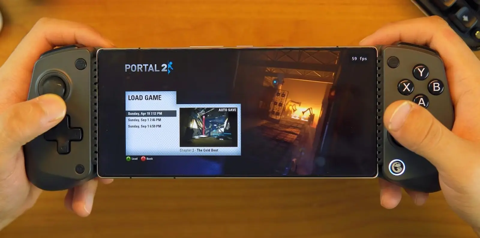 Celular con un joystick acoplado corriendo Portal 2 con DroidDeck