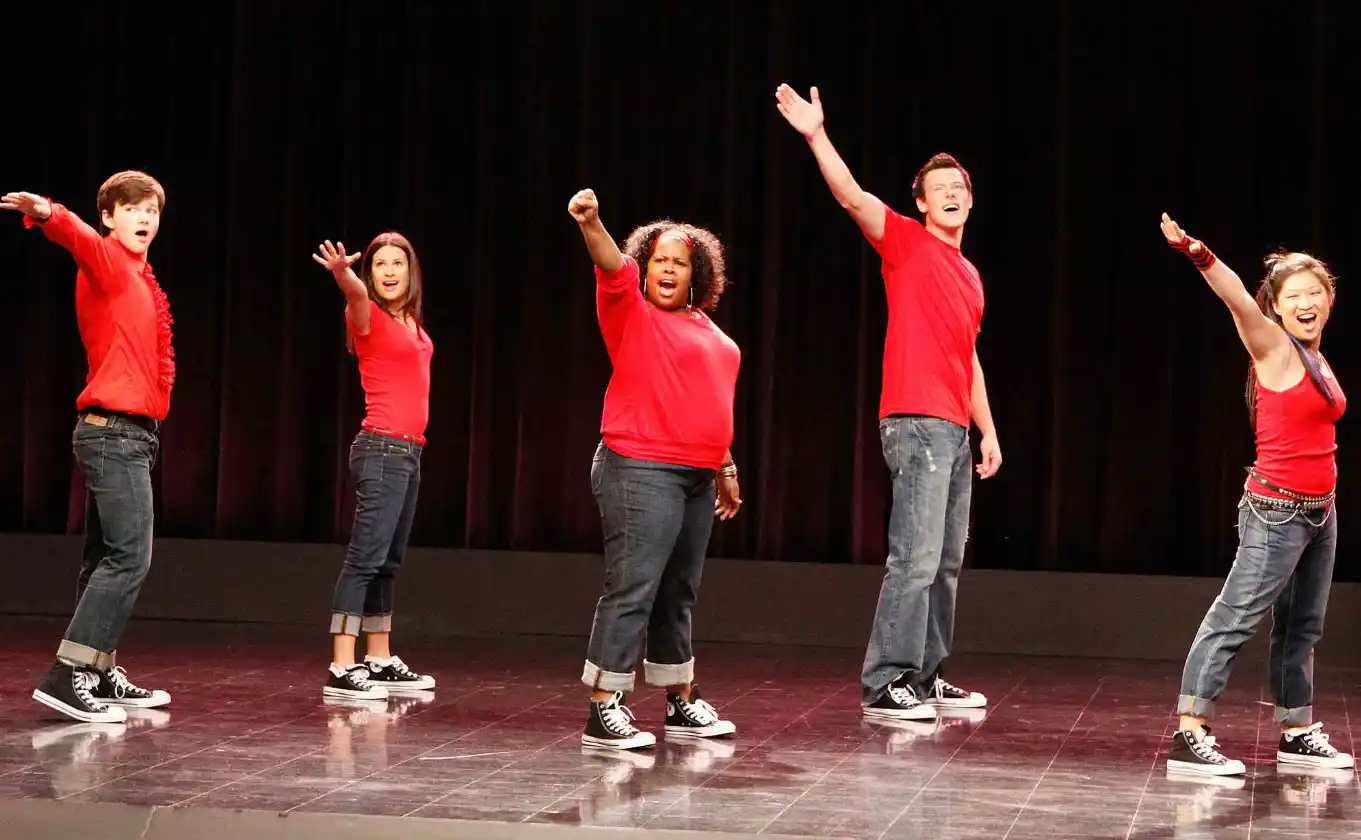 Integrantes de New Directions interpretan Don’t Stop Believin’ en el episodio piloto de Glee