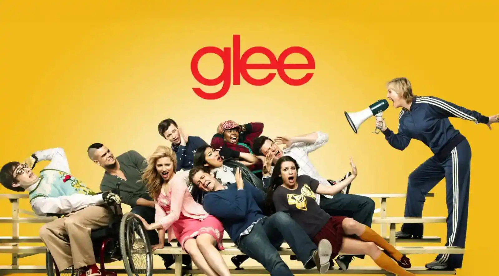 Imagen promocional de la primera temporada de Glee con el elenco y Sue Sylvester (Jane Lynch) con un megáfono