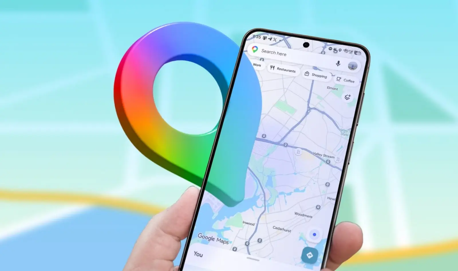 Celular con la app de Google Maps abierta junto al ícono de la aplicación