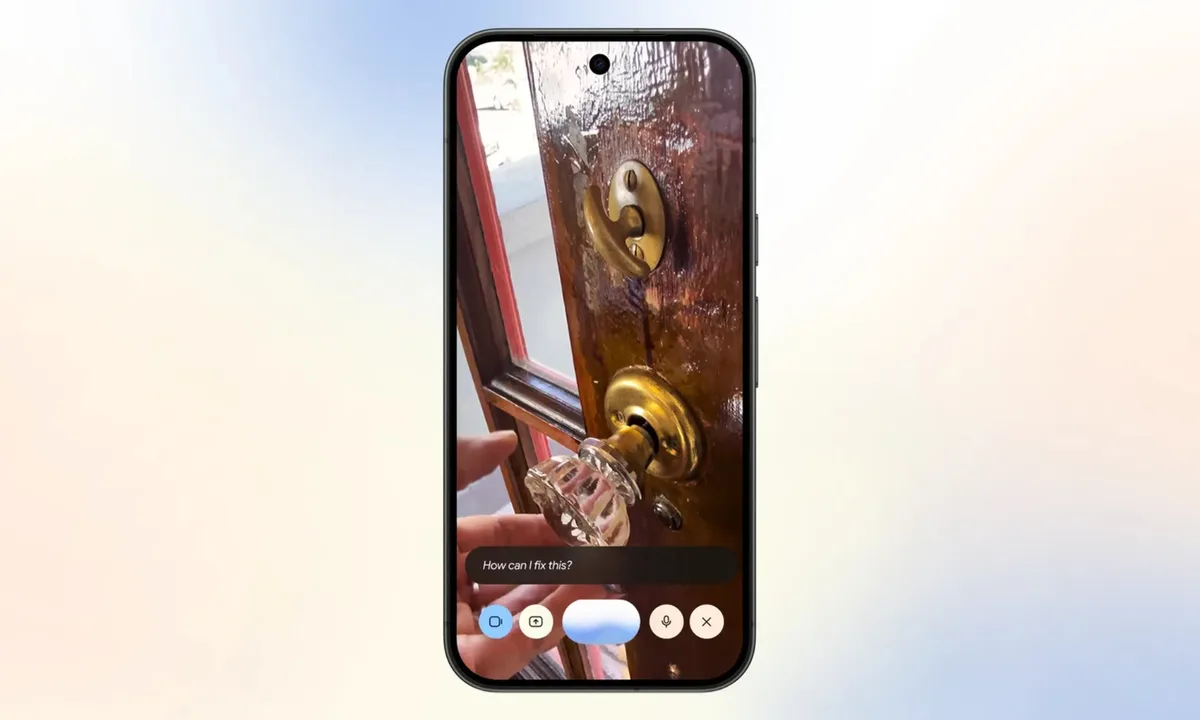 Gemini Live en un celular Android analiza con la cámara la cerradura de una puerta