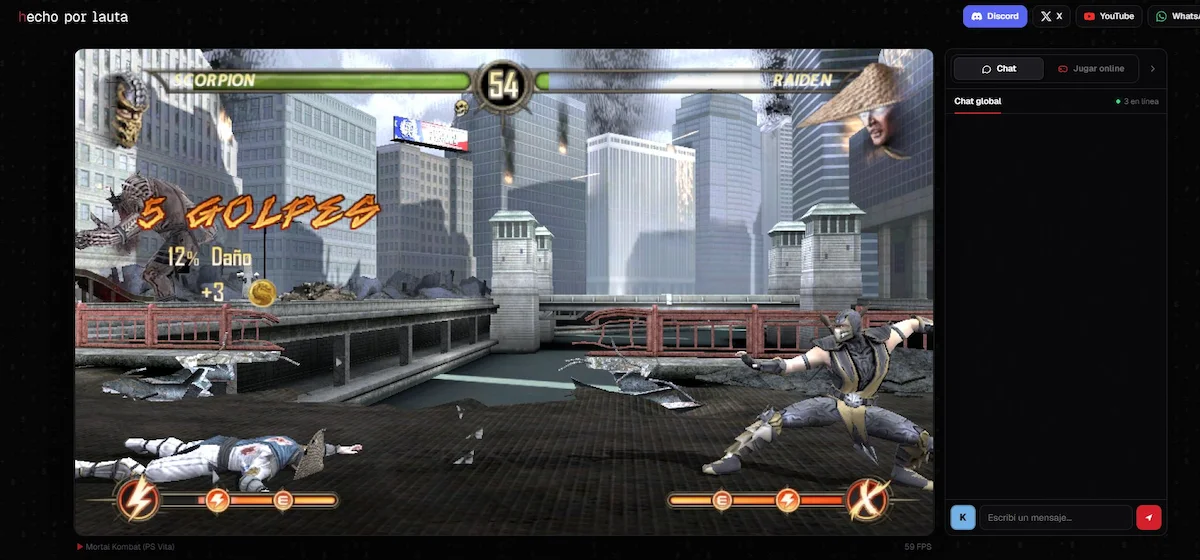Mortal Kombat 9 corriendo en el navegador: Scorpion pelea contra Raiden en el port de Lauta, con el chat del sitio a la derecha