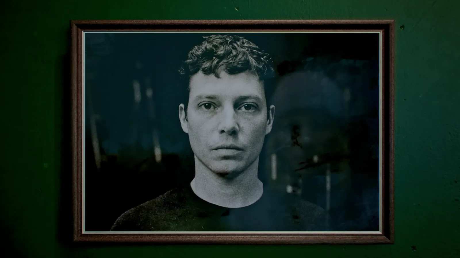 Retrato enmarcado de Iván en una escena filmada de Tenebris Somnia