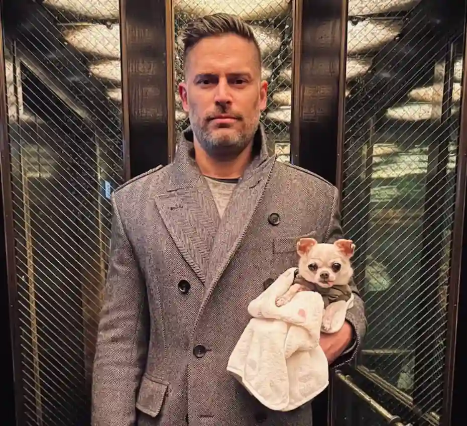 Joe Manganiello con su perrita chihuahua Bubbles en brazos