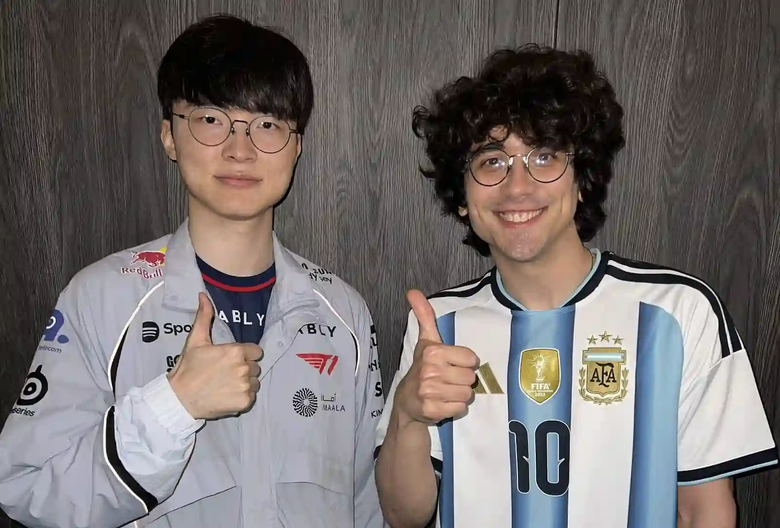 Josedeodo con la camiseta de la Selección Argentina junto a Faker