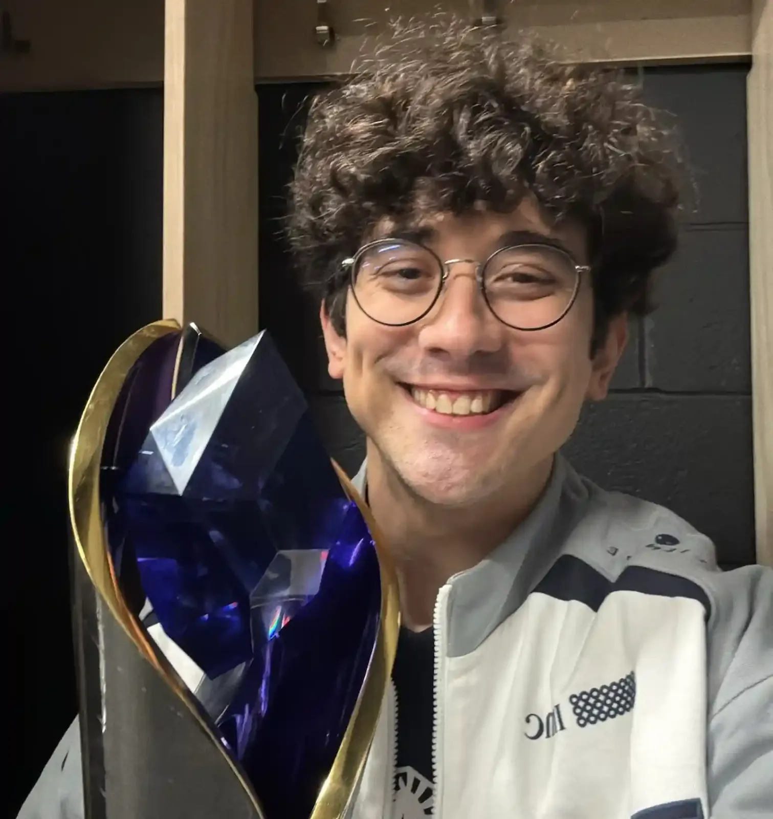 Josedeodo con el trofeo de campeón de la LCS 2026 ganado con Team Liquid