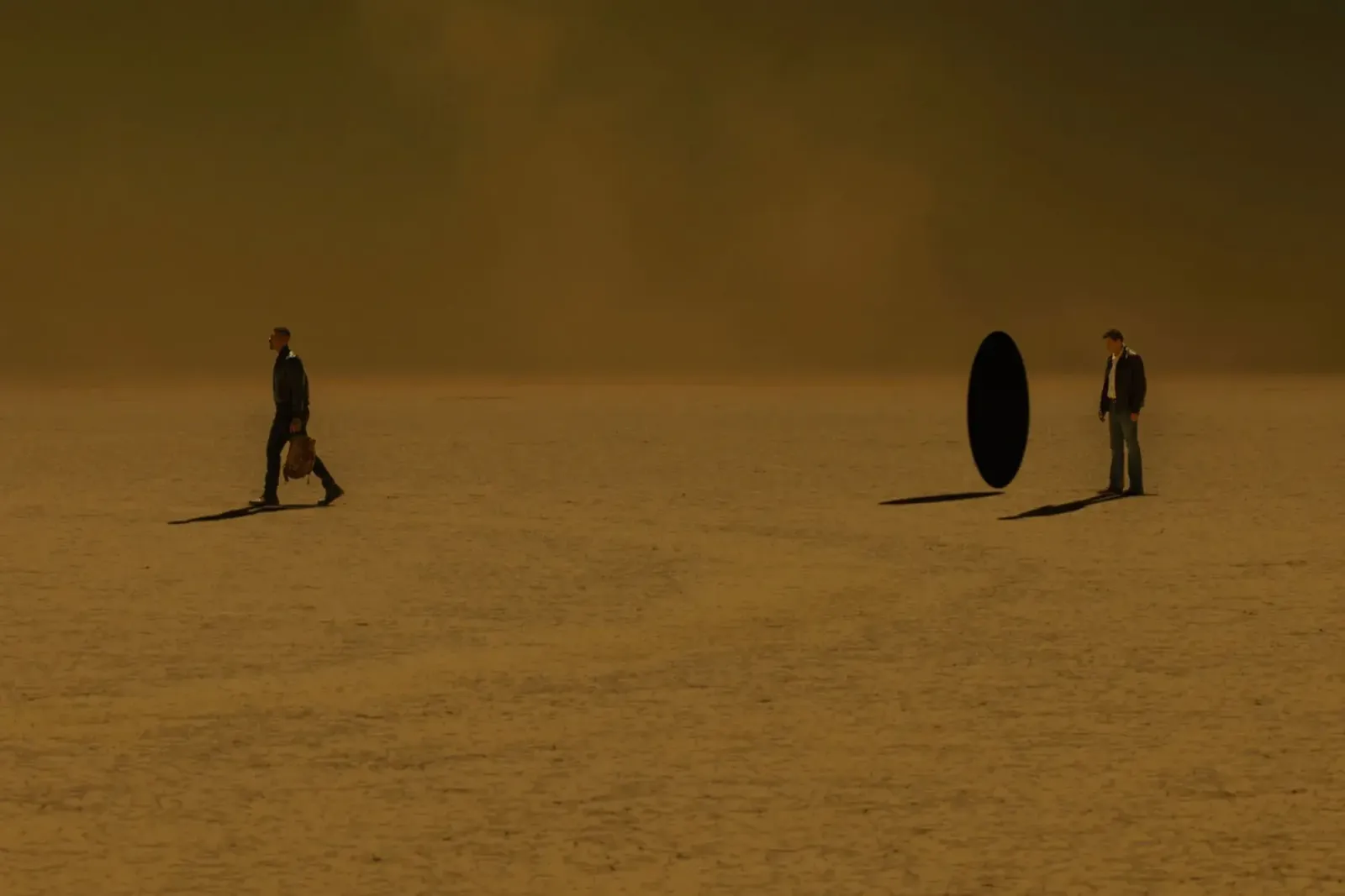 Escena en un desierto con un portal oscuro en la serie Lanterns