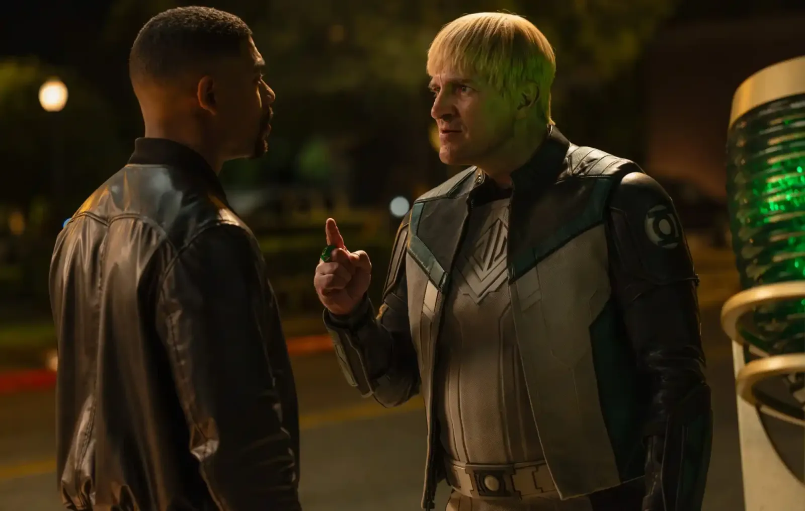 Aaron Pierre como John Stewart frente a Nathan Fillion como Guy Gardner en la serie Lanterns
