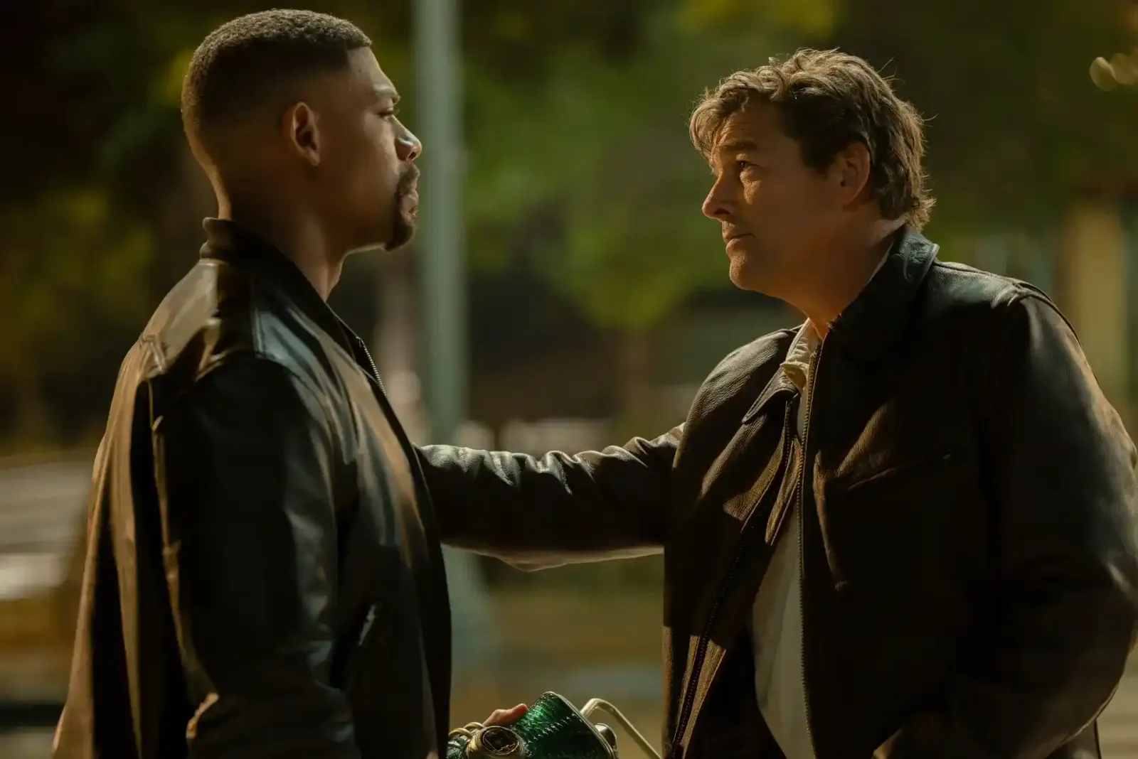 Aaron Pierre y Kyle Chandler como John Stewart y Hal Jordan en Lanterns