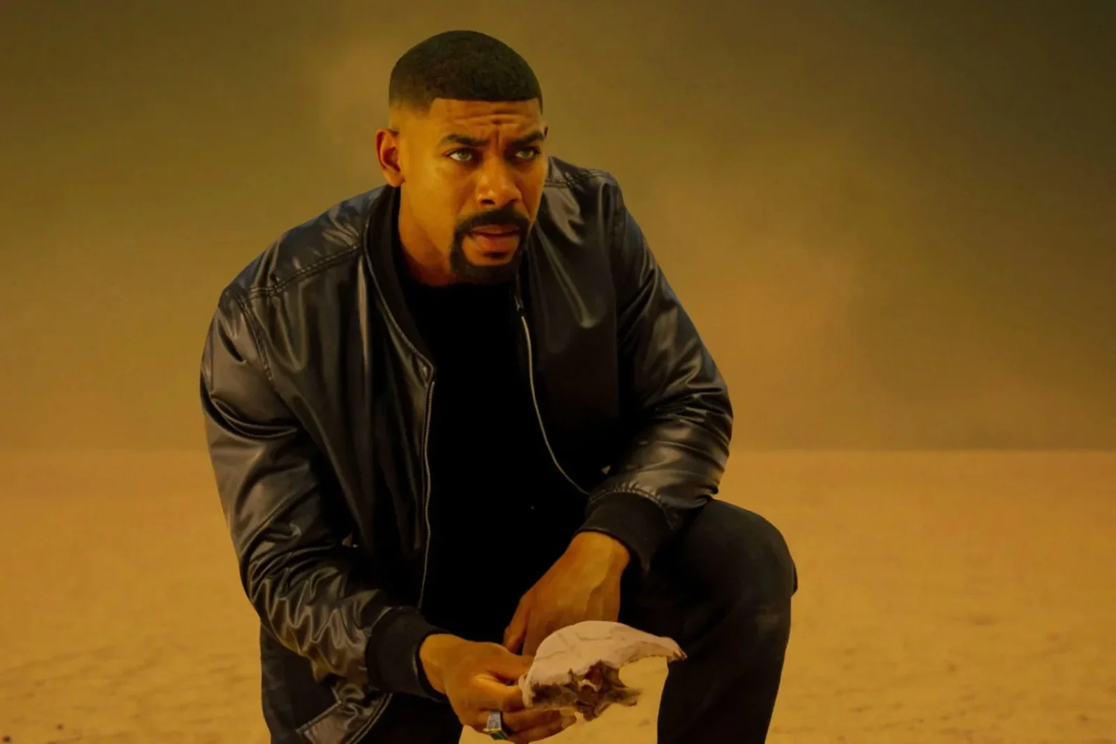 Aaron Pierre como John Stewart arrodillado en el desierto en Lanterns