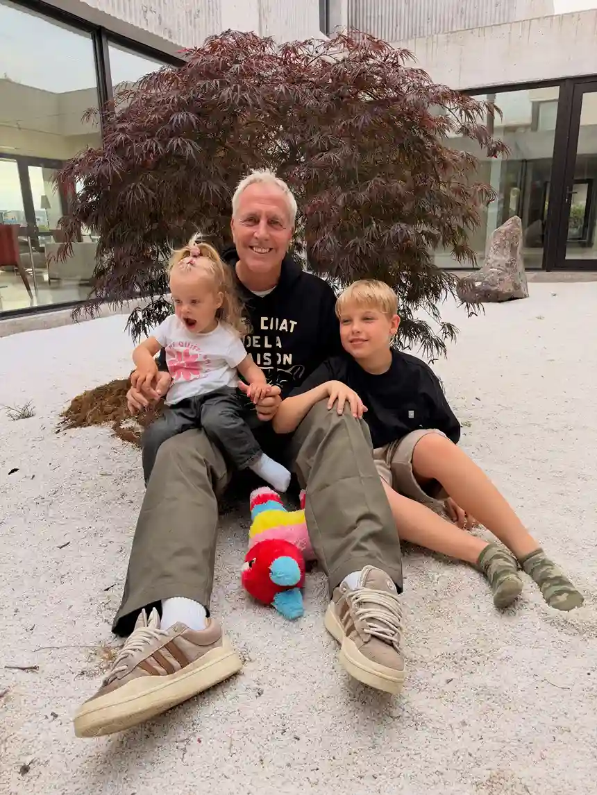 Marley posa junto a sus hijos, entre ellos Mirko, que cumplió 9 años