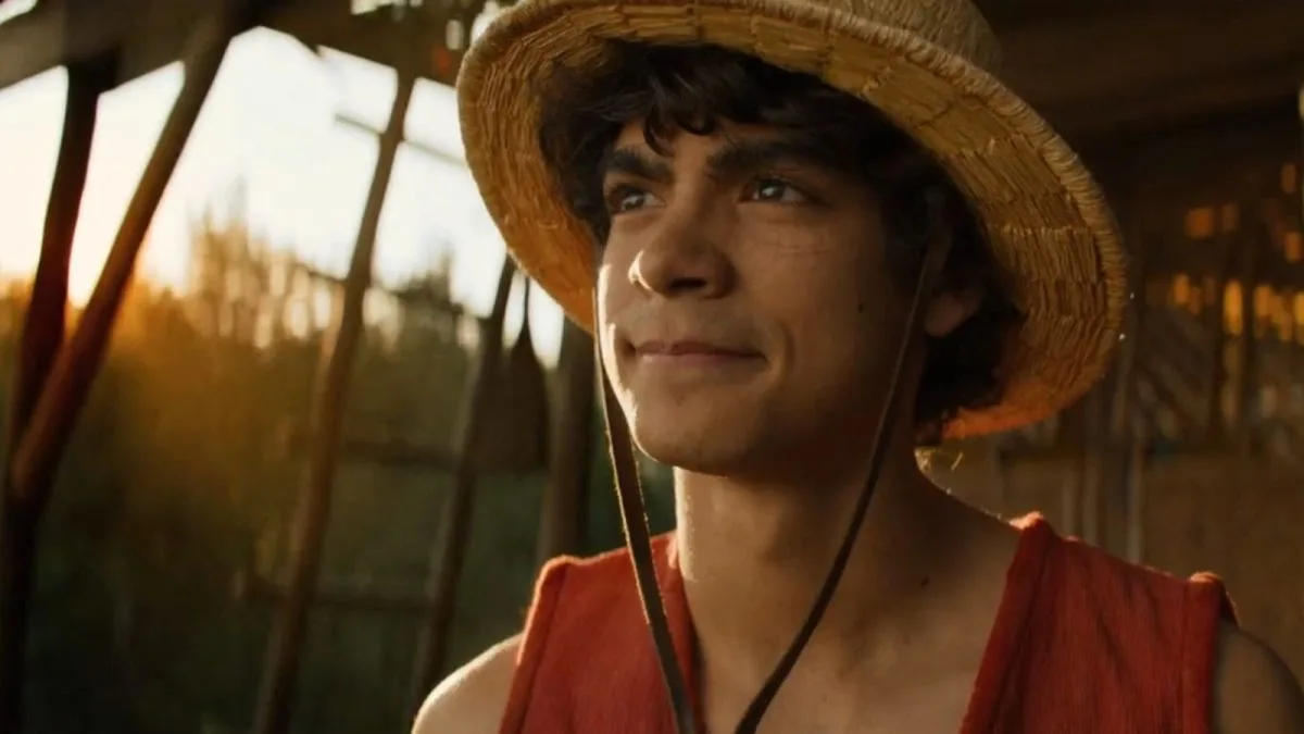 Luffy del live action de One Piece mira al horizonte