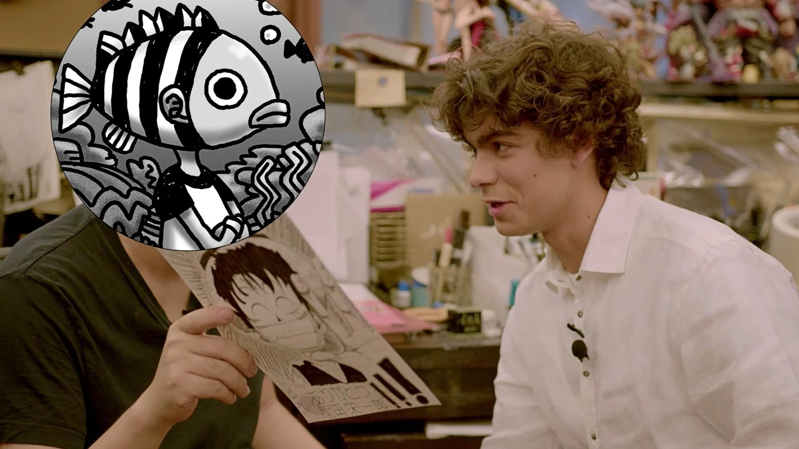 Eiichiro Oda le da un dibujo de Luffy a Iñaki Godoy, protagonista del live action de One Piece
