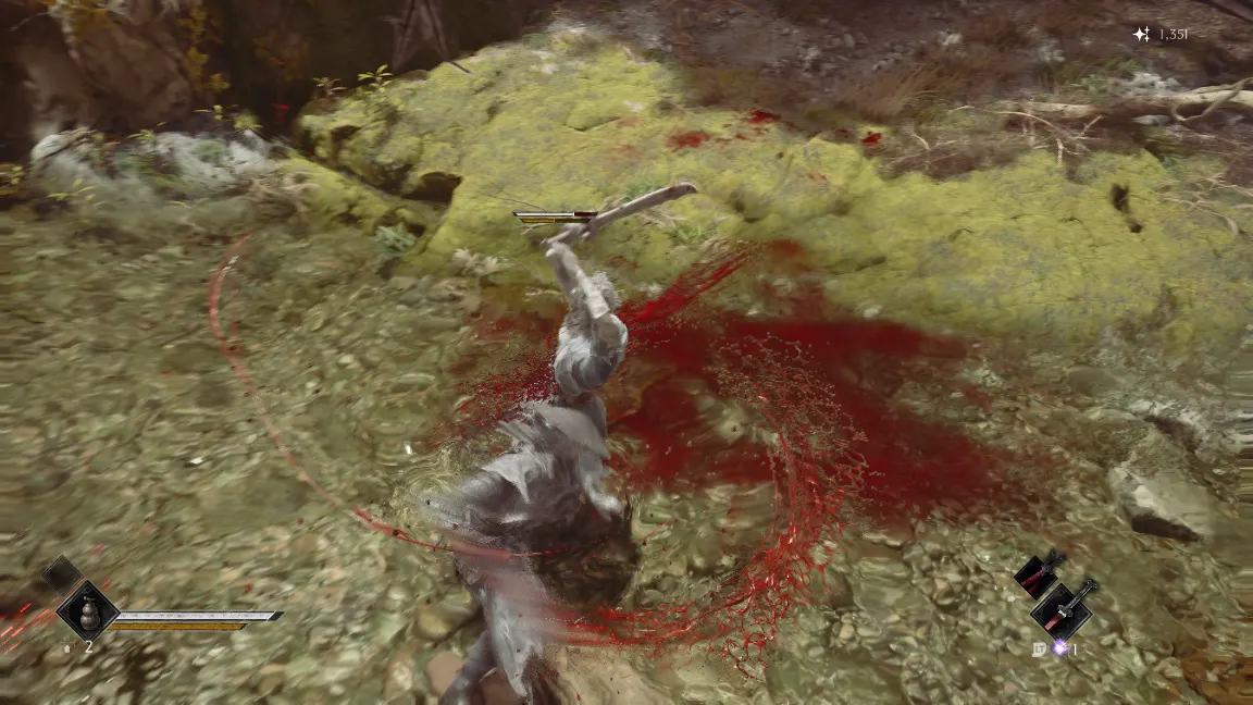 Soul derriba a un enemigo y deja un rastro de sangre sobre el pasto en Phantom Blade Zero