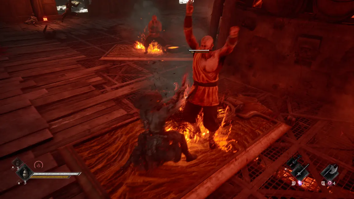 Combate contra un enemigo envuelto en fuego en un escenario rojo de Phantom Blade Zero