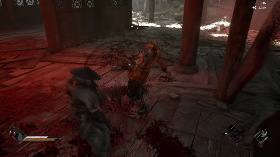 Soul pelea en un pabellón de madera iluminado de rojo en Phantom Blade Zero