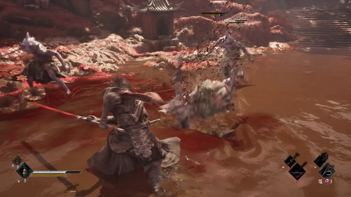 Soul pelea con una lanza contra varios enemigos sobre tierra roja en Phantom Blade Zero