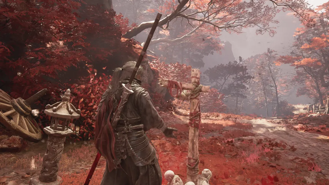 Soul camina entre árboles de hojas rojas y estatuas de piedra en Phantom Blade Zero