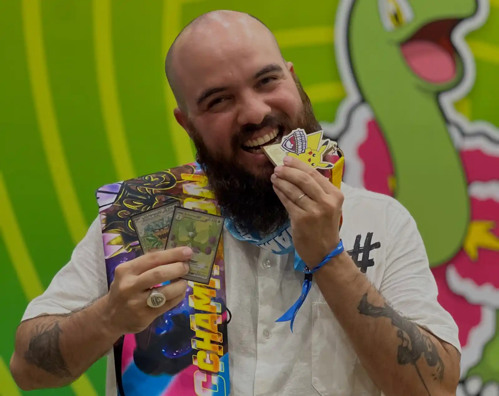 Victor Carreira, campeón de Pokémon TCG en el Regional de Recife, muestra su medalla