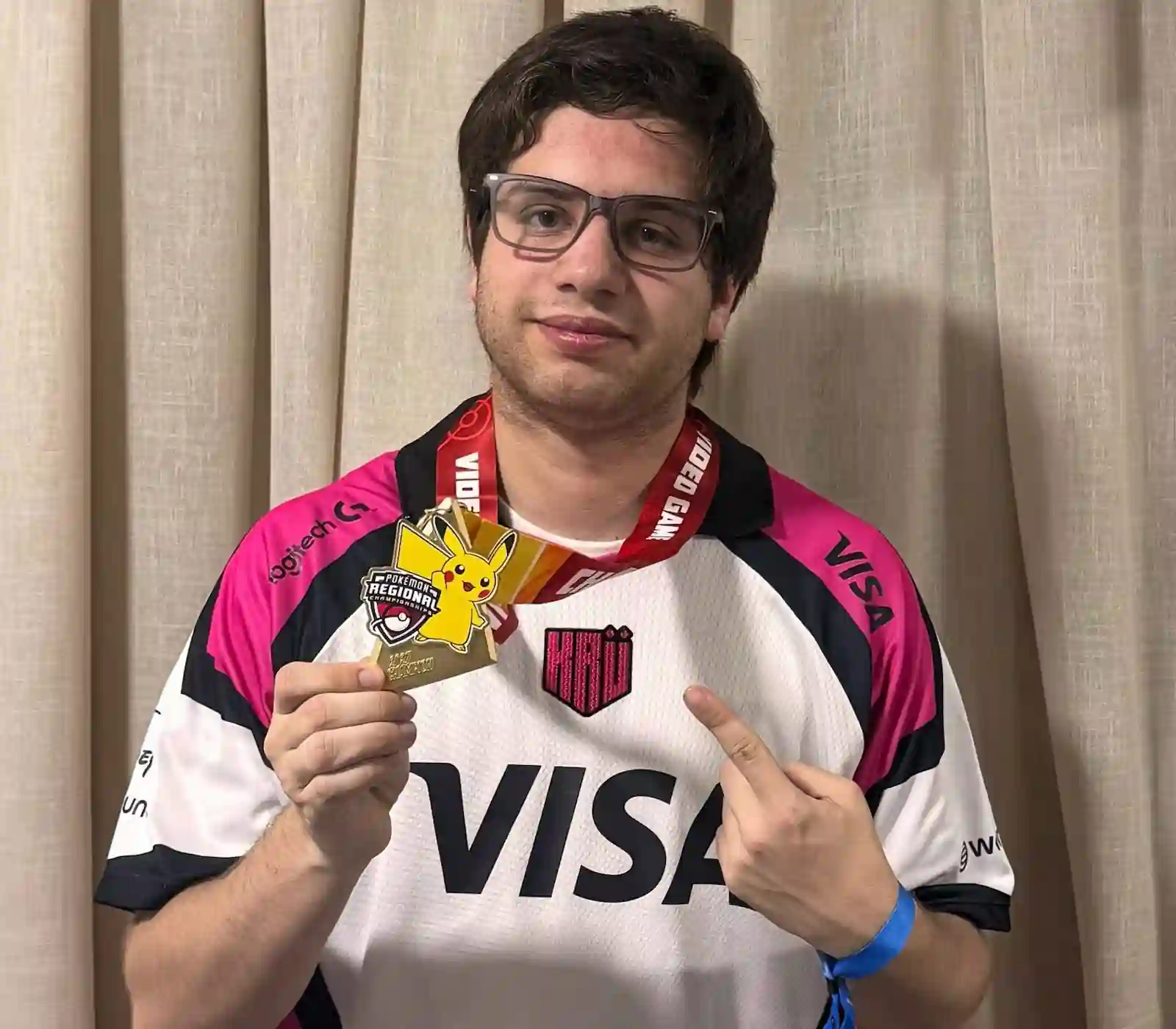 Juanfi Salerno posa con la medalla de campeón del Regional de Recife de Pokémon VGC