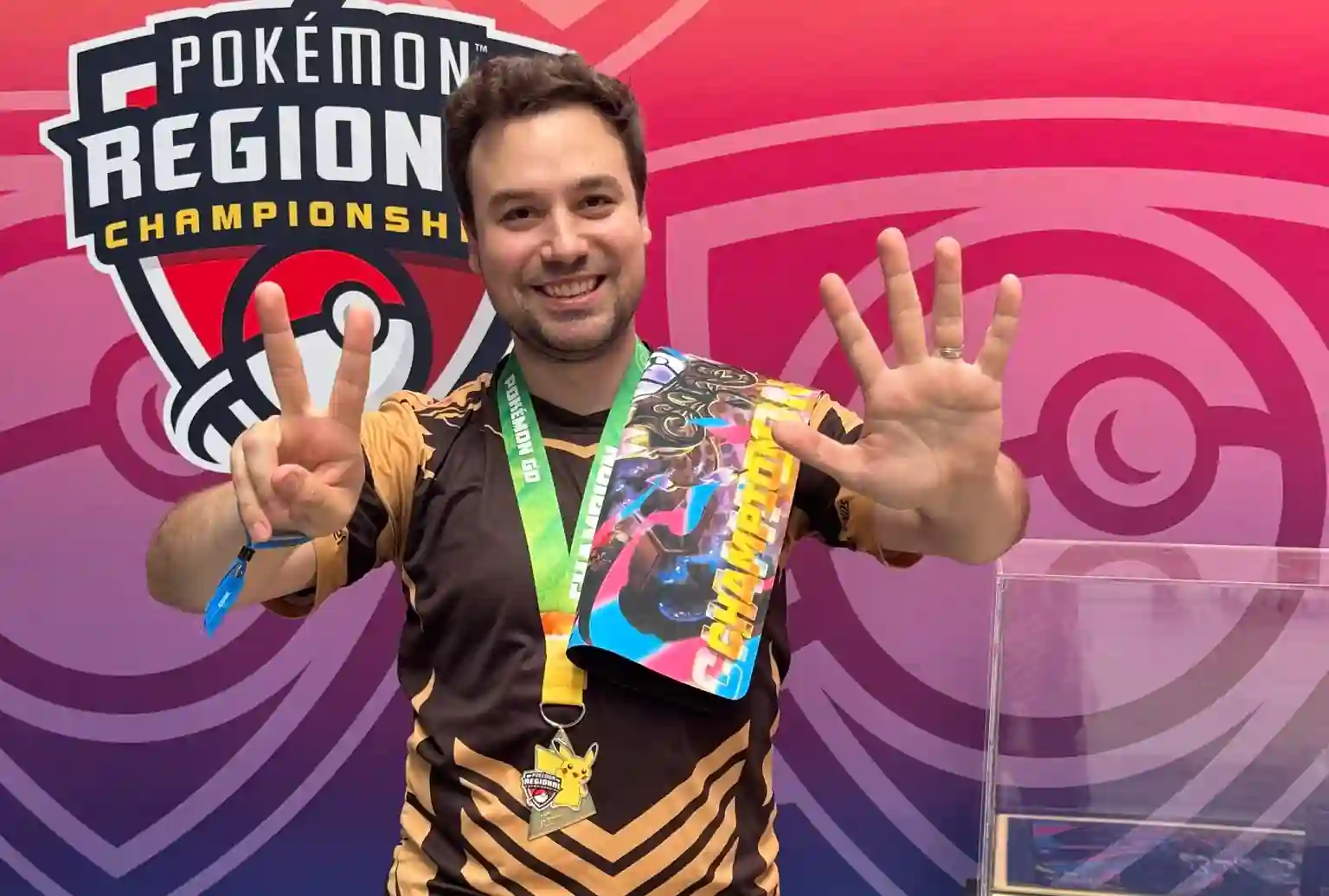 Ewerton LNDsRargef Malvezzi celebra el título de Pokémon GO en el Regional de Recife