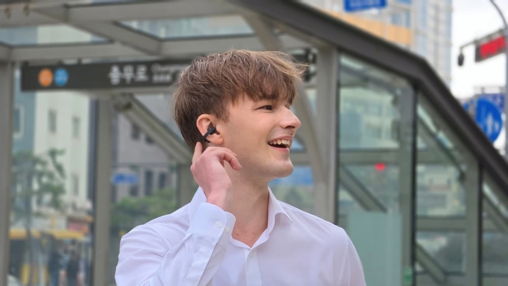 chico usando los Galaxy Buds On, los nuevos auriculares inalámbricos de diseño abierto de Samsung